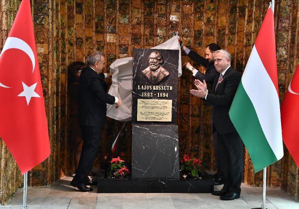 İzmir'de Macar liderin büstü açıldı