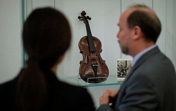 Einstein'ın kemanı açık artırmayla satıldı