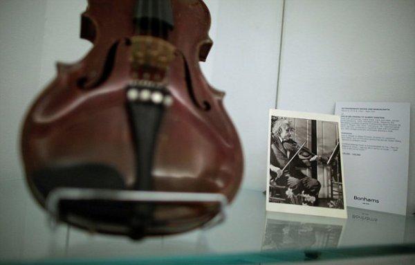 Einstein'ın kemanı açık artırmayla satıldı