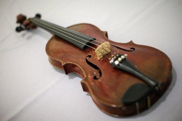 Einstein'ın kemanı açık artırmayla satıldı