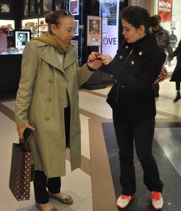 Pelin Batu annesiyle alışverişte