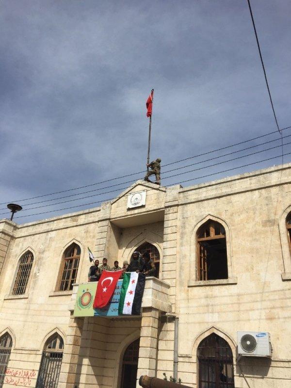 Afrin'e Türk bayrağı dikildi