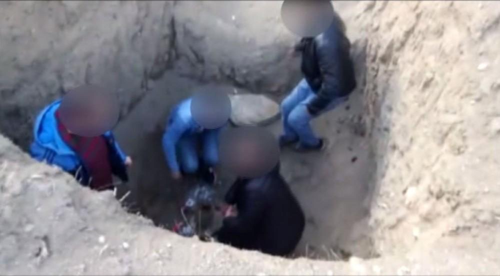 Beden eğitimi öğretmeni çukurda uyuşturucu içerken yakalandı