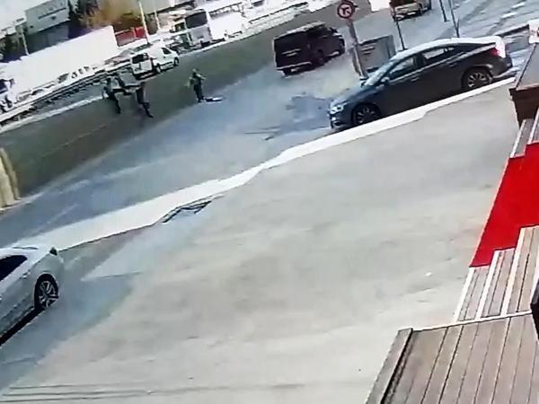 Hırsızlar kaçarken paraları yola saçtı