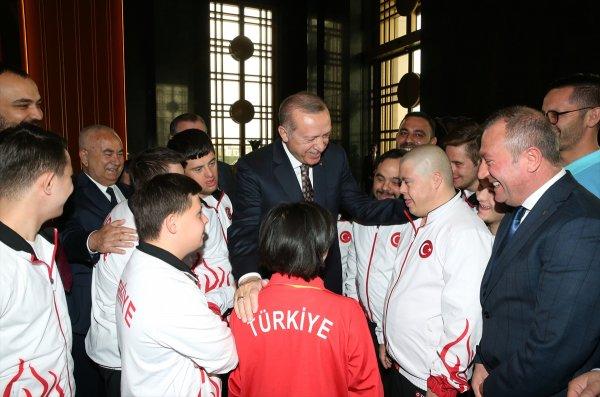 Cumhurbaşkanı down sendromlu sporcuları kabul etti