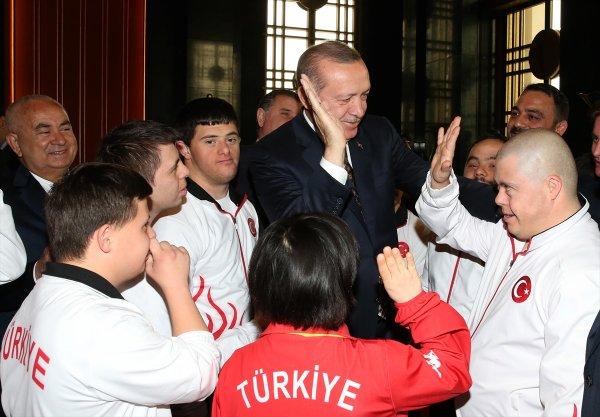 Cumhurbaşkanı down sendromlu sporcuları kabul etti