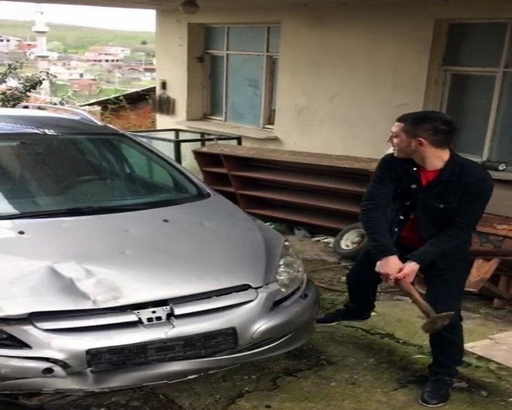 Arkadaşı aracını kazalı getirdi, çekiçle parçaladı