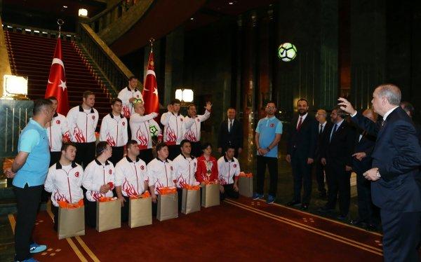 Cumhurbaşkanı down sendromlu sporcuları kabul etti