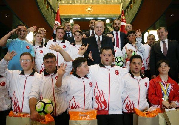 Cumhurbaşkanı down sendromlu sporcuları kabul etti