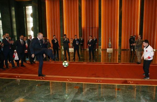 Cumhurbaşkanı down sendromlu sporcuları kabul etti