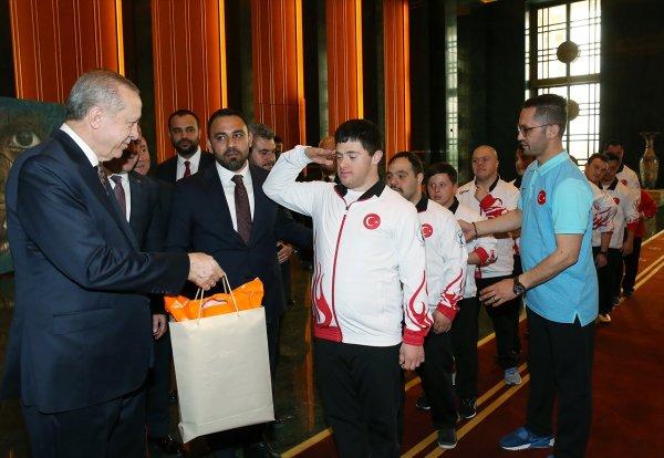 Cumhurbaşkanı down sendromlu sporcuları kabul etti