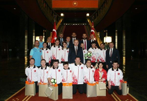 Cumhurbaşkanı down sendromlu sporcuları kabul etti