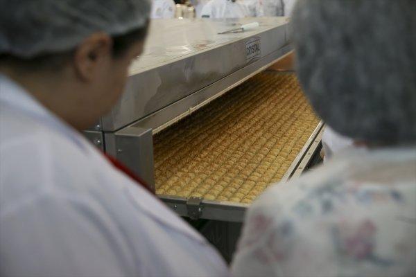 Dünyanın en büyük baklavası Ankara'da yapıldı
