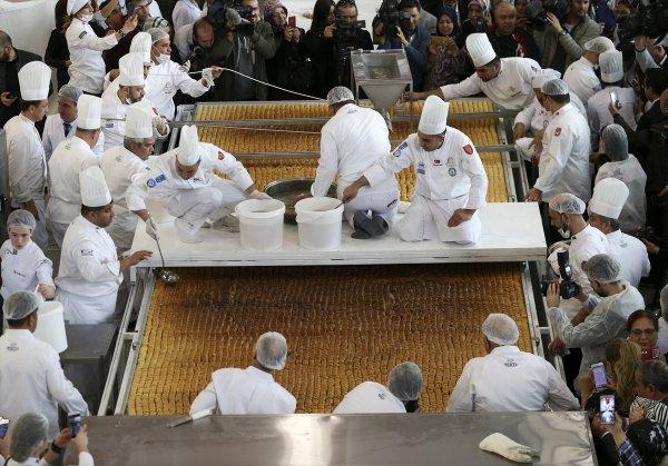 Dünyanın en büyük baklavası Ankara'da yapıldı