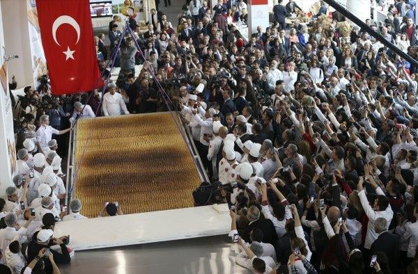 Dünyanın en büyük baklavası Ankara'da yapıldı