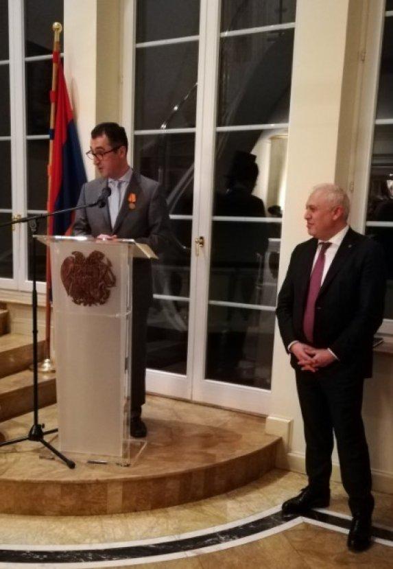 Ermenistan'dan Cem Özdemir'e Liyakat Nişanı