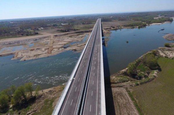Edirne'de geçen yıl açılan köprü taşkına rağmen çalışıyor