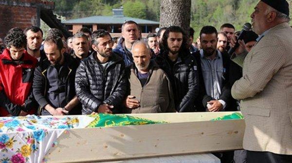 Resul Dindar annesini son yolculuğuna uğurladı