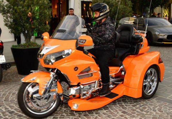Cem Yılmaz motorları garajdan çıkardı