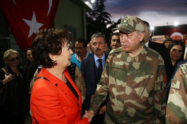 Askere moral veren sanatçılar CHP'nin hedefi oldu