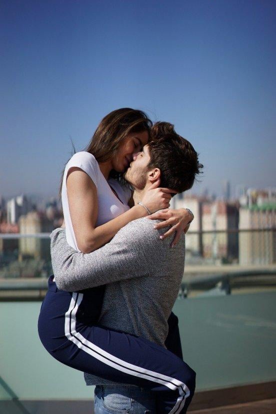 Barış Murat Yağcı'dan otel odasında aşk pozu