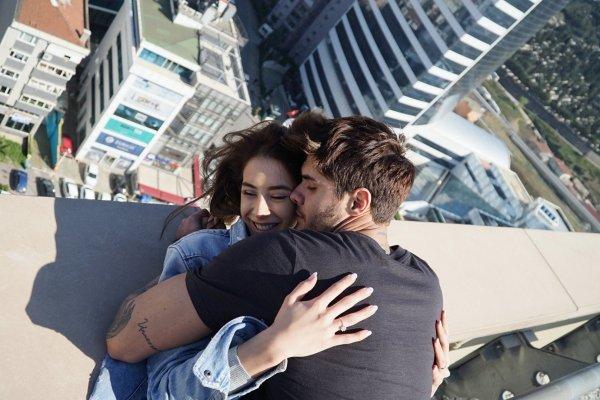 Barış Murat Yağcı'dan otel odasında aşk pozu