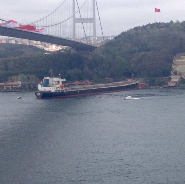 Boğaz'da gemi yalıya çarptı