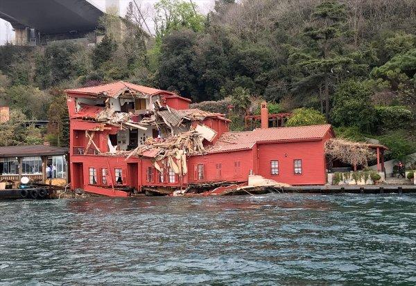 Boğaz'da gemi yalıya çarptı