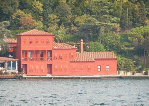 Boğaz'da gemi yalıya çarptı