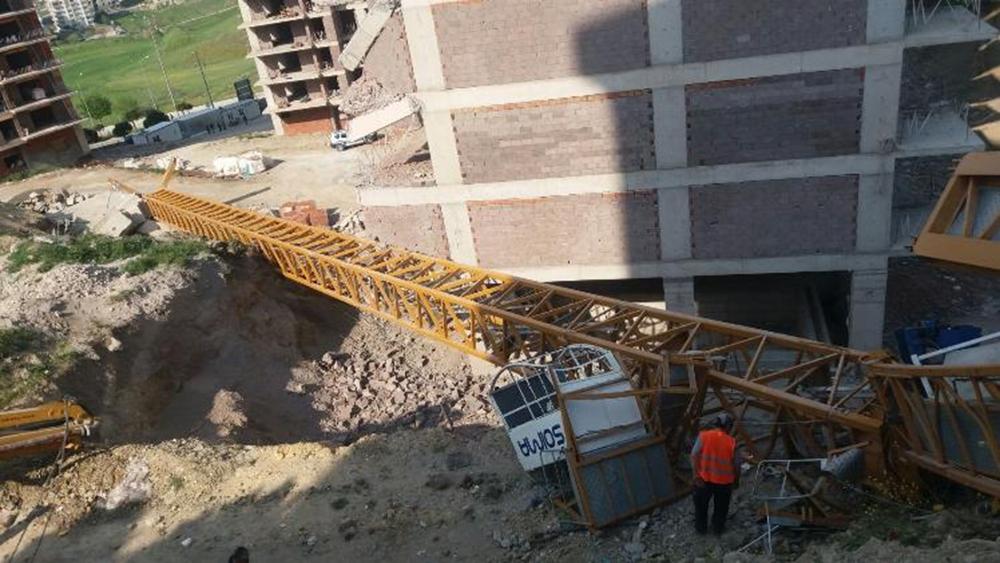 İzmir’de kule vinç devrildi: 1 yaralı