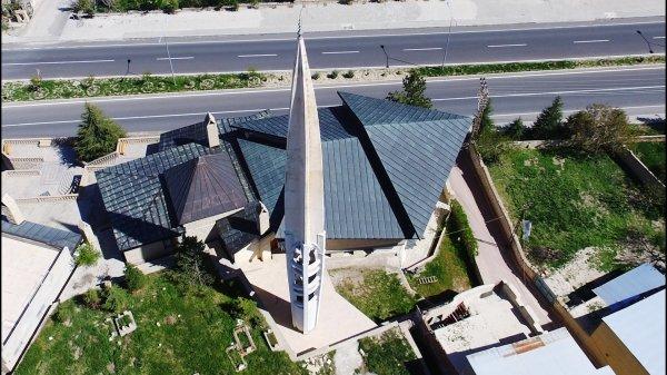 Beşgen cami mimarisiyle dikkati çekiyor