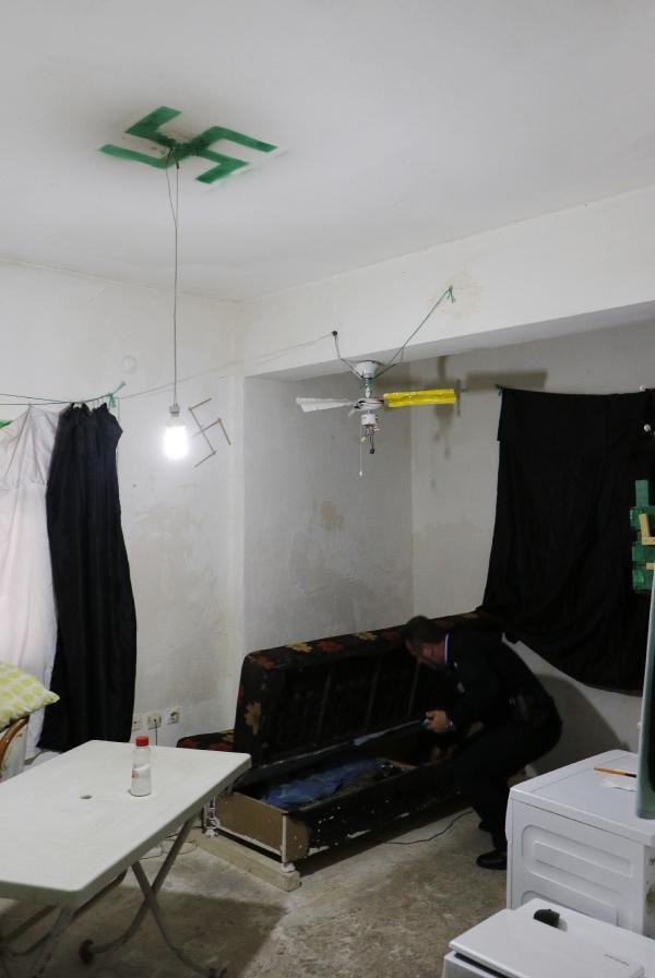 Öldü diye girilen evde gamalı haç sembolleri görüldü