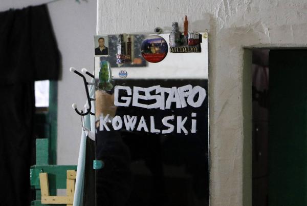 Öldü diye girilen evde gamalı haç sembolleri görüldü