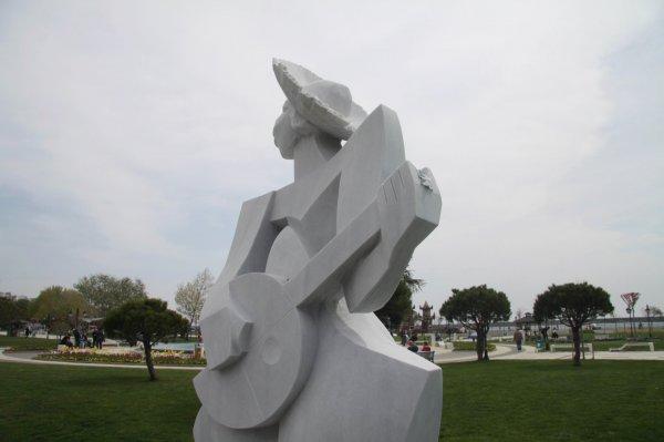 Tekirdağ’da heykellere saldırı