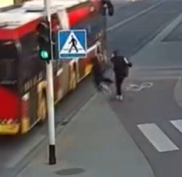 Arkadaşını otobüsün altına iten kız