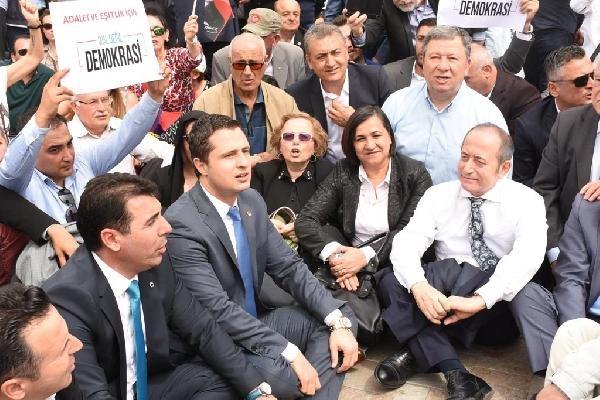 İzmir'de eylem yapan CHP'liler, atılan işçileri görmedi