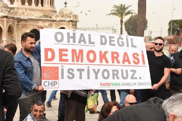 İzmir'de eylem yapan CHP'liler, atılan işçileri görmedi