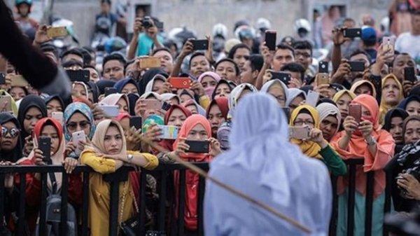 Endonezyalı kadınların kırbaçlanan kadın merakı