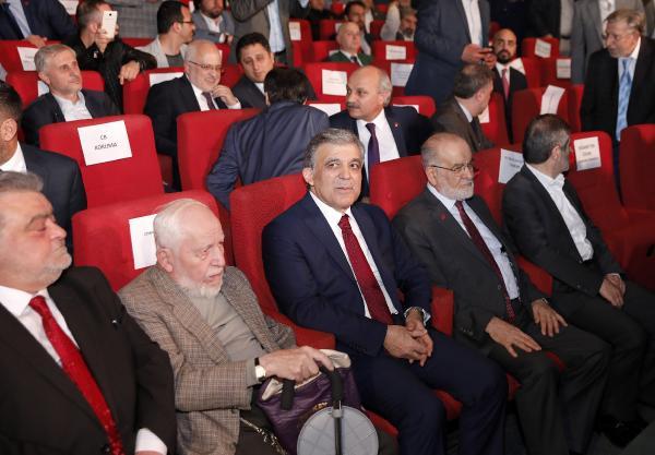 Abdullah Gül ile Karamollaoğlu ödül töreninde