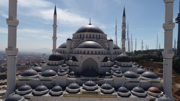 Emlak Konut GYO'dan Çamlıca Camii'ne bağış