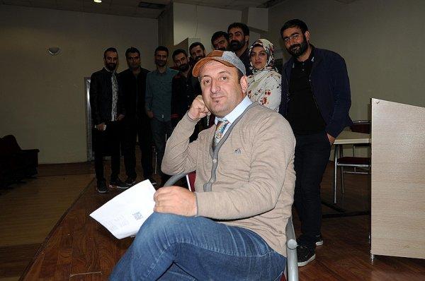 Öğrencilerini kahkahalarla derse başlatan öğretmen