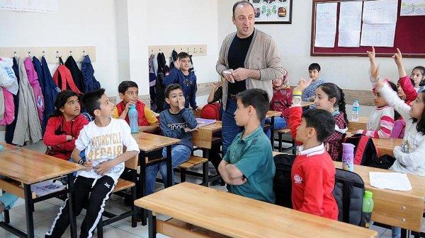 Öğrencilerini kahkahalarla derse başlatan öğretmen