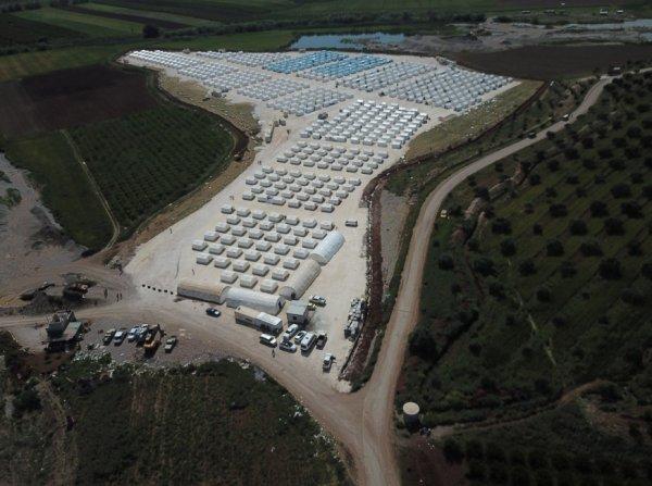 Mehmetçik Afrin'de umut olmaya devam ediyor