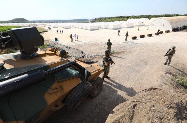 Mehmetçik Afrin'de umut olmaya devam ediyor