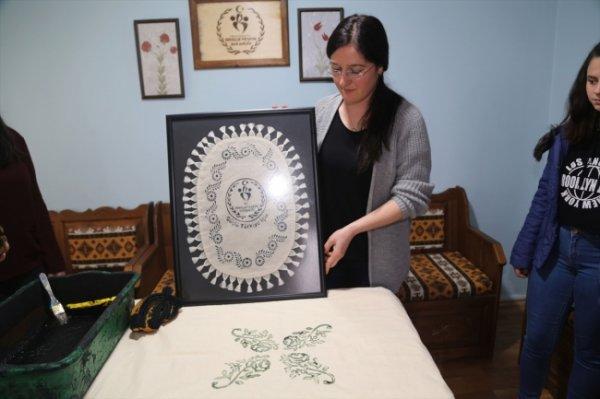 Yeni nesil taş baskı sanatını öğreniyor