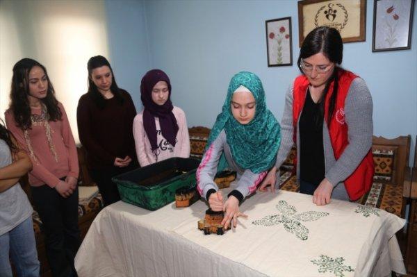 Yeni nesil taş baskı sanatını öğreniyor