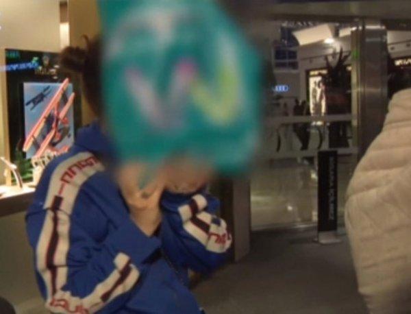 Demet Akalın yüzünü poşetle gizledi