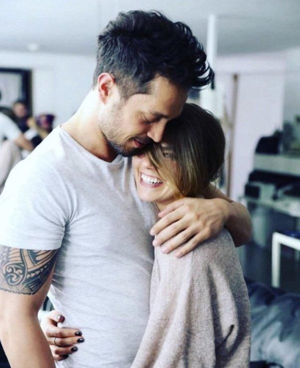 Murat Boz yeni arabasıyla gecelerde