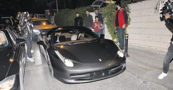 Murat Boz yeni arabasıyla gecelerde