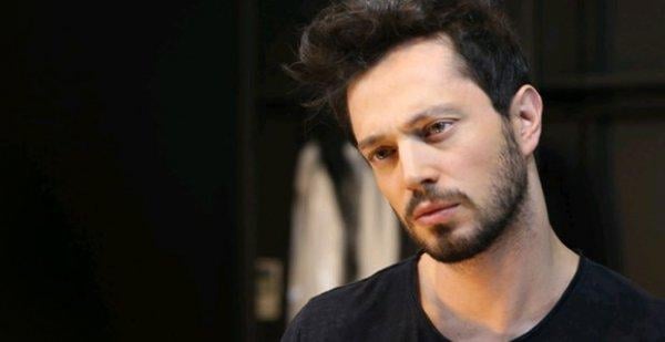 Murat Boz yeni arabasıyla gecelerde